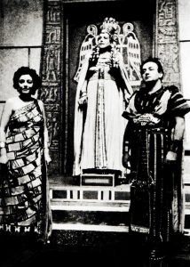 Scena iz Aide, Đ. Verdi, Zdenka Zikova kao Aida, Melanija Bugarinović kao Amneris, i Lazar Jovanović kao Radames, Narodno pozorište, Beograd, 1948.
